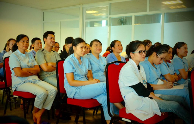   Nhân viện Bệnh viện ĐK Hưng Thịnh tỏ ra háo hức khi tham dự buổi tọa đàm y tế Nghệ thuật giao tiếp và ứng xử  