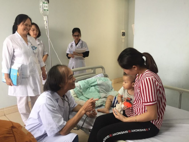   PGS.TS Nguyễn Tiến Dũng, Nguyên trưởng khoa Nhi, Bệnh viện Bạch Mai thăm khám cho bệnh nhi đang điều trị tại Bệnh viện ĐK Hưng Thịnh  