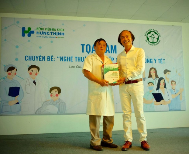   PGS.TS Nguyễn Tiến Dũng tặng sách xây dựng tủ sách y khoa tại bệnh viện  
