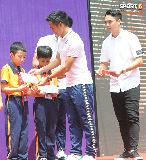   Cuối chương trình, các cầu thủ tặng những suất học bổng cho 40 học sinh có hoàn cảnh khó khăn đang học tại trường Việt Nam - Angiêri  