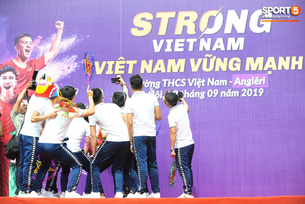   Nhân dịp sắp đến Trung thu, các cầu thủ Hà Nội FC xuất hiện tại trường THCS Việt Nam - Angiêri với những chiếc mặt nạ màu sắc xinh xắn cùng đèn ông sao  