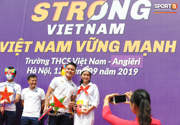   Một em nhỏ dự đoán đúng người đeo mặt nạ Tôn Ngộ Không là tiền vệ Nguyễn Quang Hải  