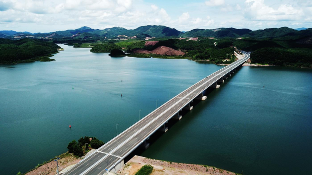   Những công trình hạ tầng giao thông trọng điểm như cao tốc Hạ Long – Vân Đồn đang góp phần làm thay đổi diện mạo điểm đến và thu hút thêm khách du lịch đến Quảng Ninh.    