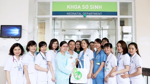   Cán bộ nhân viên khoa Sơ sinh bệnh viện Phụ sản Hà Nội chia vui với gia đình chị Thái và anh Phú ngày bé Quang Huy được xuất viện.  