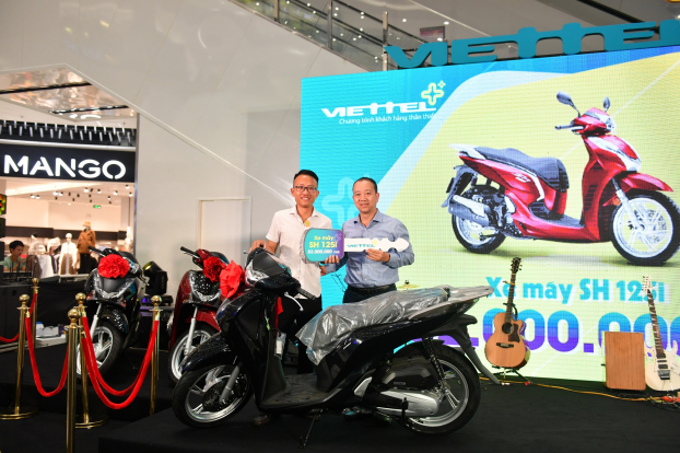   Ông Nguyễn Công Binh, Giám đốc Kênh bán hàng trực tiếp- Viettel Hà Nội trao giải Nhì, xe máy Honda SH 125i cho khách hàng  
