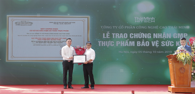   Ông Đỗ Việt Hà - Giám đốc CTCP Công nghệ cao Thái Minh nhận giấy chứng nhận GMP từ đại diện Cục An toàn thực phẩm  