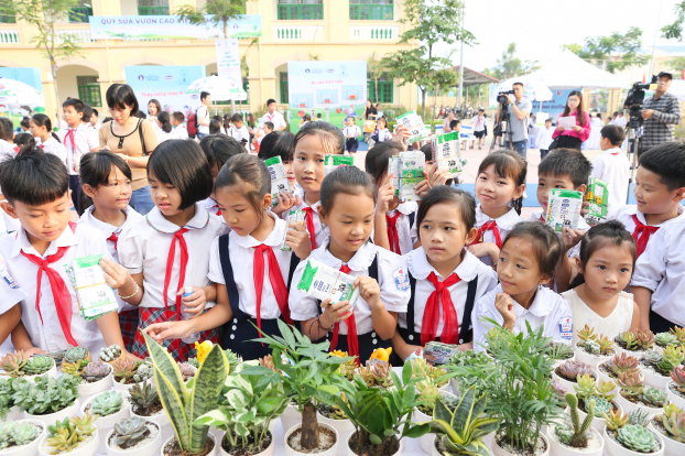   Tham gia đổi vỏ hộp sữa sau sử dụng lấy cây xanh góp phần chung tay bảo vệ môi trường là hoạt động đầy ý nghĩa thu hút sự tham gia đông đảo từ các em học sinh Hà Nội tại chương trình.  