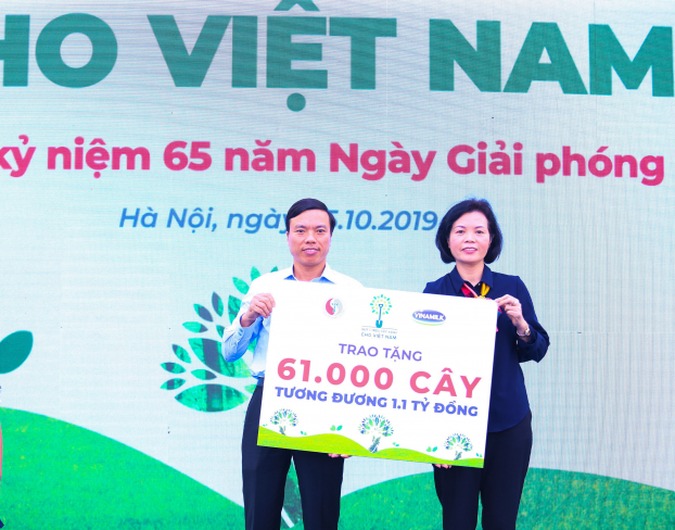   Bà Bùi Thị Hương – Giám đốc Điều hành Vinamilk trao bảng tượng trưng tặng 61.000 cây xanh của Quỹ triệu cây xanh cho Việt Nam cho đại diện TP.Hà Nội nhân kỷ niệm 65 năm Ngày Giải phóng Thủ đô.  