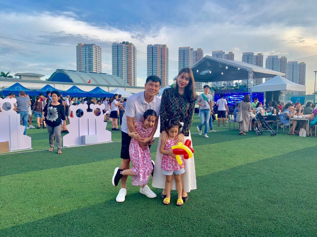   Lưu Hương Giang hạnh phúc bên Hồ Hoài Anh và 2 cô công chúa dễ thương  