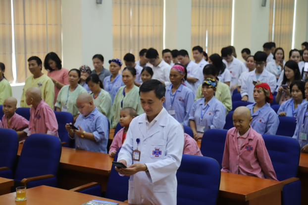   GS.TS Trần Văn Thuấn, Giám đốc Bệnh viện K soạn tin nhắn UT gửi 1406 để ủng hộ bệnh nhân nghèo ung thư.  