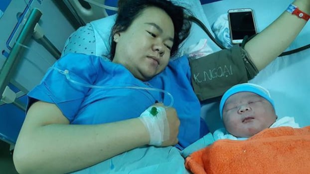   Chị Dung và bé trai mới sinh nặng 5,1kg.  