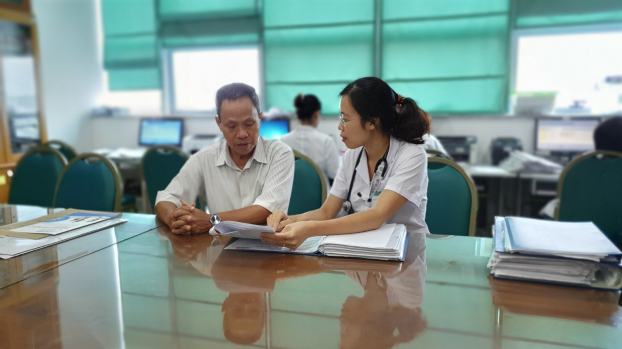   Bác sĩ Nguyễn Thanh Thủy khám và tư vấn cho bệnh nhân đã thực hiện ghép tế bào gốc chữa bệnh phổi tắc nghẽn mạn tính tại Trung tâm Hô hấp, Bệnh viện Bạch Mai  