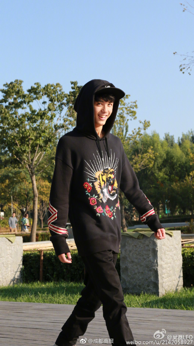 11 sao Hoa ngữ diện áo hoodie: Tiêu Chiến trẻ trung, Vương Nhất Bác 'cute lạc lối' 15