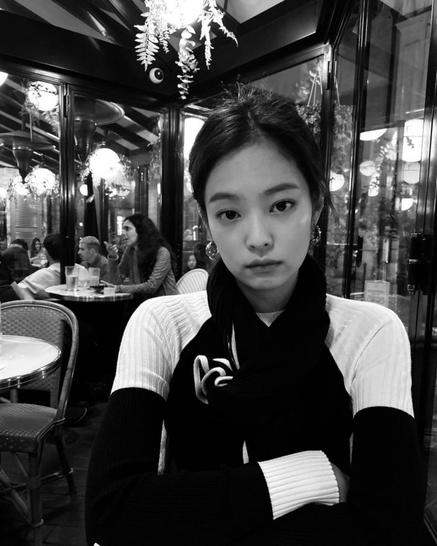 Jennie đẹp bất chấp dù ảnh đen trắng, netizen chỉ trích 'sao cô ta không xin lỗi vậy?' 1