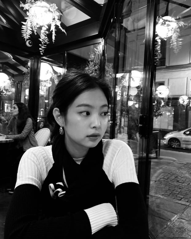 Jennie đẹp bất chấp dù ảnh đen trắng, netizen chỉ trích 'sao cô ta không xin lỗi vậy?' 3