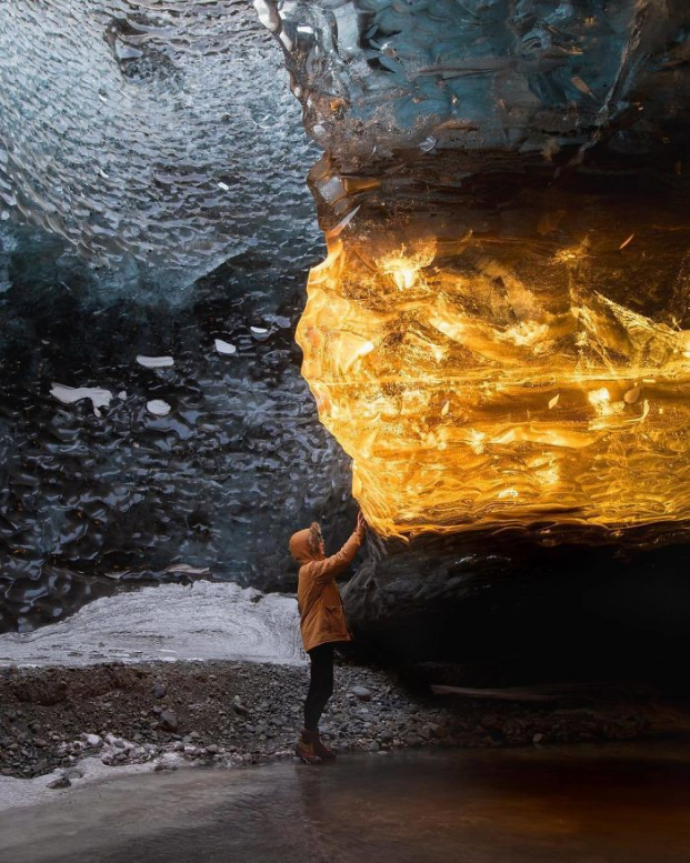   Ánh sáng hoàng hôn chiếu vào hang động khiến tảng băng trông như ngọc thạch  