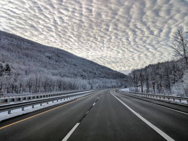   Khung cảnh trên cao tốc I-90 ở núi Berkshire, Masachusetts, Mỹ  