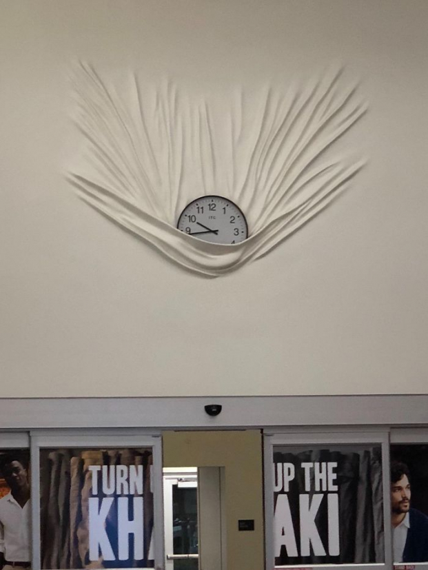   Chiếc đồng hồ rơi xuống kéo cả bức tường theo nó  
