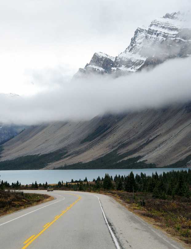   Hồ nước trong vắt và phẳng lặng ở Công viên Quốc gia Banff, Alberta, Canada khiến bức ảnh như bị chia thành hai  