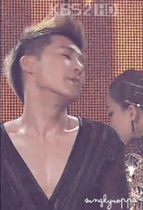 7 nam idol Kpop có xương quai xanh quyến rũ đến nghẹt thở: Hội 'Maknae vàng' lọt top 17