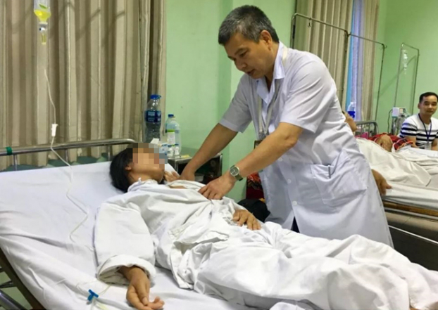   PGS.TS Nguyễn Hữu Ước khám bệnh cho bệnh nhân.  