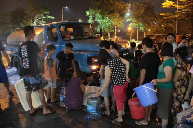 Hình ảnh người dân Hà Nội trong cơn bĩ cực vì thiếu nước sạch 2
