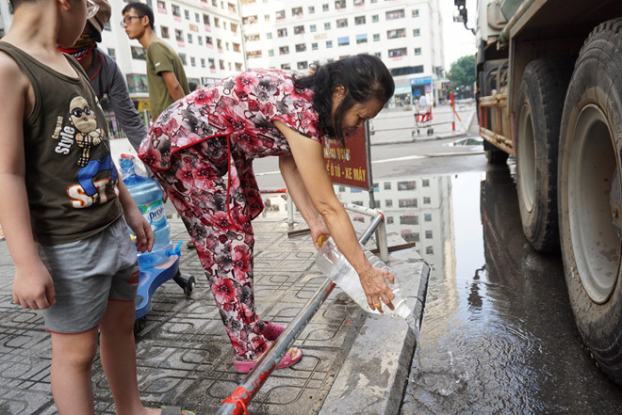Hình ảnh người dân Hà Nội trong cơn bĩ cực vì thiếu nước sạch 8