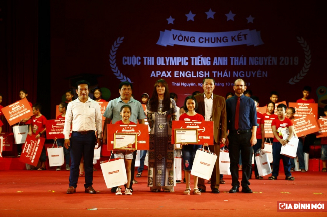   Hai bạn Vũ Ngọc Xuân Hồng (thứ 5 từ trái qua) và Vũ Minh Thu trở thành chủ nhân giải Nhất và giải Nhì Olympic Tiếng Anh Thái Nguyên 2019  