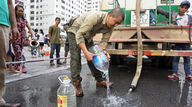 Hình ảnh người dân Hà Nội trong cơn bĩ cực vì thiếu nước sạch 7