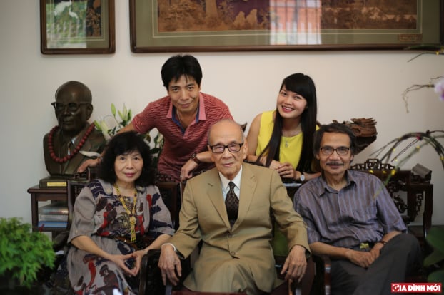   GS.TS Lê Thị Quý (ngoài cùng bên trái), là con dâu của Giáo sư Vũ Khiêu (ngồi giữa). Bên phải là GS.TS Đặng Cảnh Khanh, chồng của bà.  