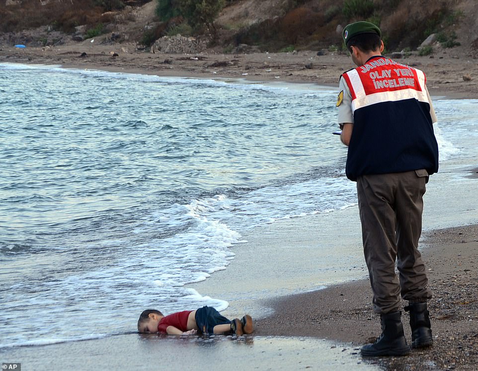   Bức ảnh 'Em bé Syria gục chết trên bờ biển' từng lay động hàng triệu trái tim trên thế giới. Ảnh: AP  
