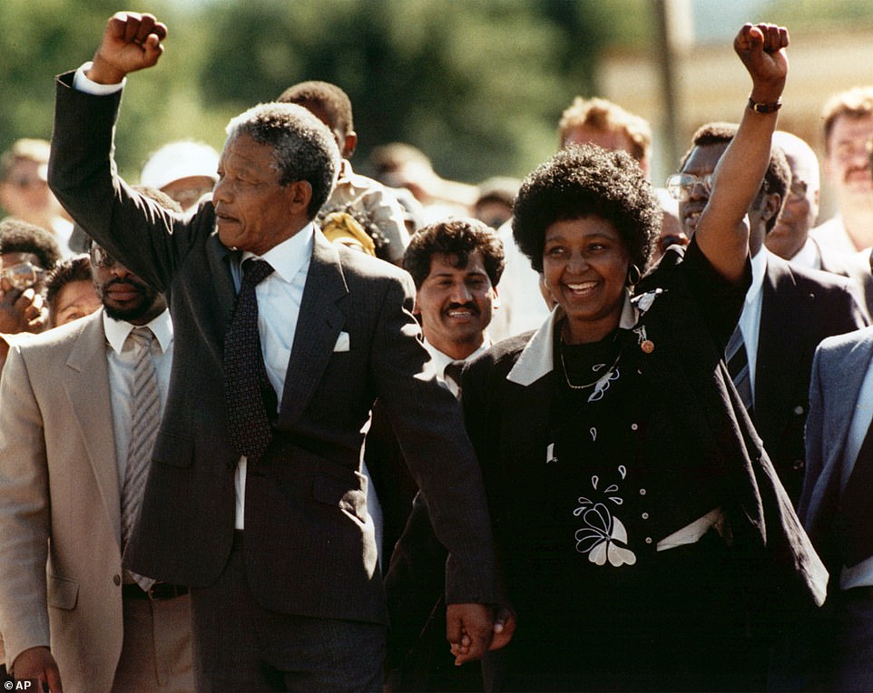   'Người tù chính trị' vĩ đại Nelson Mandela được trả tự do năm 1990. Ảnh: AP  