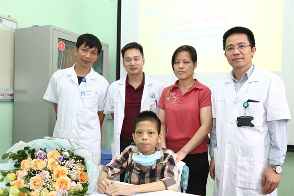   Các bác sĩ trong Trung tâm tim mạch và Lồng ngực, bệnh viện Việt Đức chúc mừng Đức được xuất viện.  