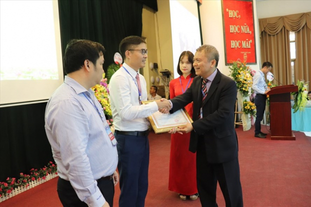   GS.TS Lê Ngọc Thành trao bằng khen cho các đơn vị trong bệnh viện  