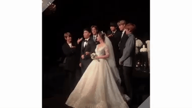   Khi chị gái của Chanyeol kết hôn, các thành viên của EXO đã có mặt để chúc mừng.  