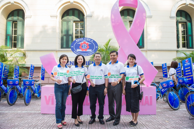   GS.TS Trần Văn Thuấn (thứ 3 từ phải sang) trong Lễ phát động nâng cao nhận thức về phòng chống ung thư.  