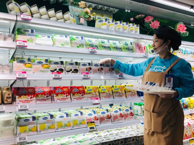   Nhân viên của siêu thị Hema Hồ Nam tại quầy sản phẩm sữa chua của Vinamilk  