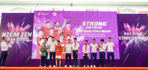  Các em học sinh trường THCS Nam Trung Yên đã có buổi giao lưu nhiều cảm xúc với các cầu thủ CLB bóng đá Hà Nội  
