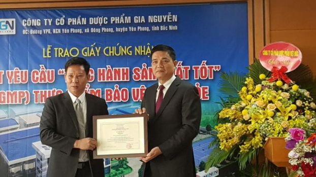   Cục trưởng Cục ATTP trao giấy chứng nhận đạt yêu cầu thực hành sản xuất tốt (GMP) thực phẩm bảo vệ sức khỏe cho Công ty Cổ phần Dược phẩm Gia Nguyễn  