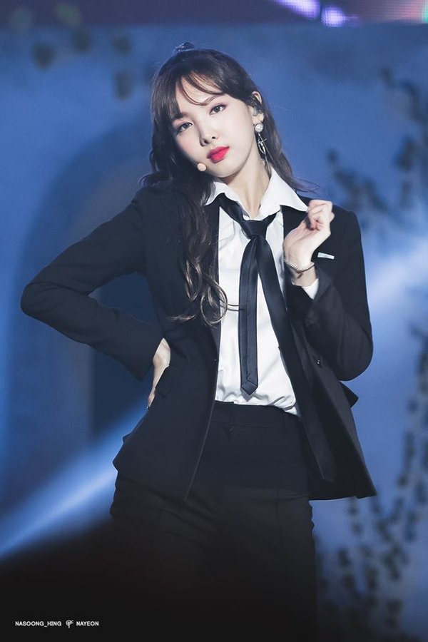 8 idol nữ diện vest đẹp nhất Kpop: Lisa 'soái khí' nhưng vẫn chẳng sánh bằng Nayeon 9