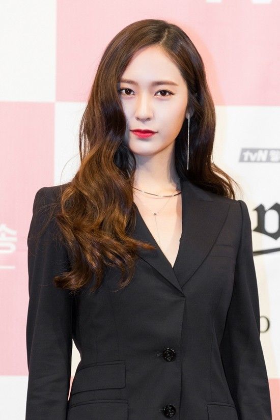 8 idol nữ diện vest đẹp nhất Kpop: Lisa 'soái khí' nhưng vẫn chẳng sánh bằng Nayeon 11