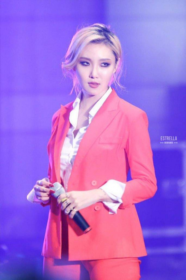 Idol nữ Kpop hóa cô nàng đẹp trai khi diện vest và đeo cà vạt