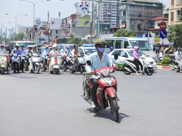  Vi phạm lỗi giao thông vượt đèn đỏ sẽ bị phạt từ 300.000 - 400.000 đồng.  