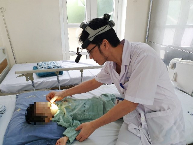   Bác sĩ Linh đang khám và điều trị của bé.  