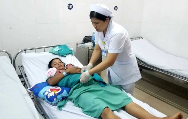  Sản phụ Hồ Thị Hay và các con đang được chăm sóc tại bệnh viện.  