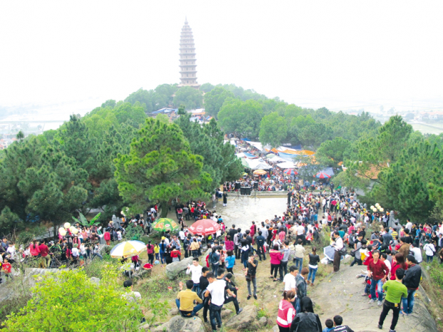   Chùa Phật Tích (Tiên Du) - một điểm du lịch văn hóa tâm linh-sinh thái thu hút đông du khách.  