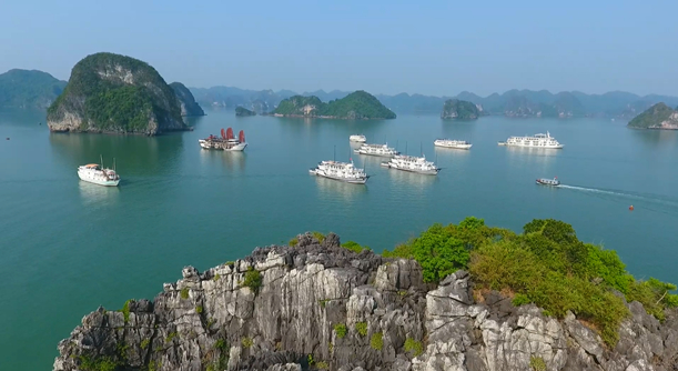   Việt Nam rất giàu lợi thế về du lịch song chưa đủ sức để thu hút khách quốc tế (Ảnh: Di sản thiên nhiên thế giới Vịnh Hạ Long)  