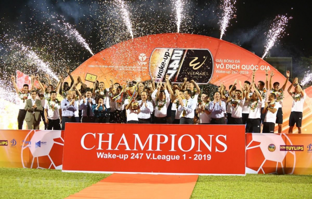   Hà Nội FC nâng Cup vô địch V-League 2019  