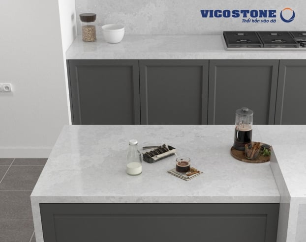   Mặt đá nhân tạo gốc thạch anh cao cấp VICOSTONE giúp ngừa vi khuẩn, chống bám bẩn và dễ lau chùi giúp việc dọn dẹp dễ dàng hơn.  