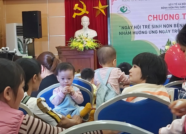   Nhiều mẹ và bé tham gia chương trình Ngày hội sinh non do bệnh viện Phụ sản Hà Nội tổ chức.  